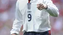 Rooney menjadi pemain termuda yang bermain untuk Inggris. Rooney pertama tampil dalam pertandingan persahabatan melawan Australia pada 12 Februari 2003 saat berumur 17 tahun. (AP/Adam Butler/File)