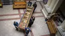 Pekerja memindahkan potongan Bohorodchany Iconostasis di Museum Nasional Andrey Sheptytsky sebagai persiapan keselamatan jika terjadi serangan di Kota Lviv, Ukraina, 4 Maret 2022. Pintu museum telah ditutup sejak perang Rusia melawan Ukraina. (AP Photo/Bernat Armangue)