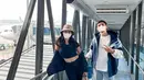 Gaya airport Jessica Iskandar-Vincent Verhaag juga selalu stylish dan keren (IG @inijedar)