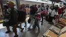 Ixfan Hendriwintoko juga menyebut masih tersedia tiket mudik balik dari Jakarta.  (Liputan6.com/Angga Yuniar)