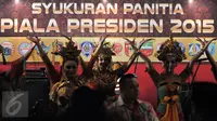 Panitia, official dan sponsor Piala Presiden 2015 gelar syukuran atas suksesnya kompetisi Piala Presiden, Jakarta, Senin (18/1/2016). Panitia juga memberikan penghargaan kepada tim serta seluruh pendukung Piala Presiden 2015. (Liputan6.com/Yoppy Renato)