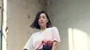 Jun Ji Hyun mengenakan Jersey Anenome Print T-Shirt dan Rok dengan dropped pocket detailing dari koleksi Alexander McQueen AW21. Melengkapi penampilannya, Jun Ji Hyun memilih Alexander McQueen Curve Bag berwarna oxblood (instagram/alexandermcqueen)