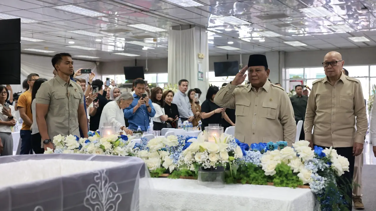 Presiden Prabowo Subianto memberi hormat kepada almarhum ekonom senior sekaligus tokoh nasional Kwik Kian Gie di Rumah Duka Sentosa RSPAD Gatot Subroto, Jakarta Pusat, Rabu (30/7/2025). (Liputan6.com/Nanda Perdana Putra)