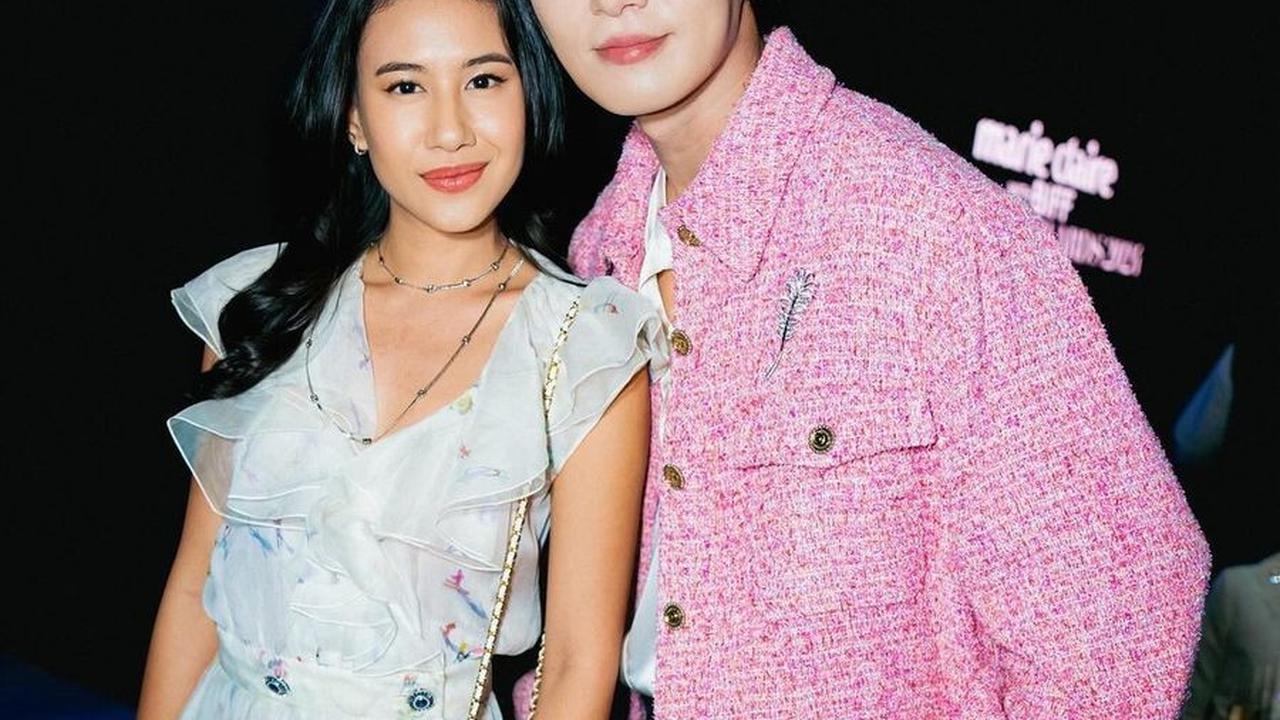 Foto ketiga ini berhasil membuat warganet iri sekaligus memuji Shenina yang bisa bersanding dengan Park Seo Joon, artis Korea Selatan papan atas yang dikenal luas.<br><br>