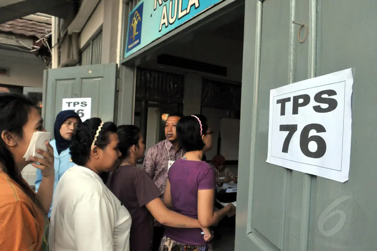 Gerombolan Bule Geruduk Rutan Pondok Bambu