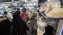 Pengunjung memilih berbagai macam sepatu yang ada pada pameran sneaker dan streetwear berskala internasional Jakarta Sneaker Day (JSD) di ICE BSD City, Tangerang, Banten, Sabtu (25/2/2023). Sebanyak 124 tenant turut berpartisipasi, mulai dari jenama lokal hingga internasional. (Liputan6.com/Johan Tallo)
