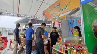Aktivitas warga Kota Hanoi saat membeli makanan dan minuman sebelum menonton pertandingan bulutangkis di&nbsp;Bac Giang Gymnasium, Minggu (22/5/2022) siang waktu setempat. (Bola.com/Ikwan Yanuar)