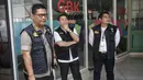 Ketua Tim Media Satgas Anti Mafia Bola Polri, Argo Yuwuno, memberikan keterangan usai menggeledah kantor PSSI di FX Tower, Jakarta, Rabu (30/1). Dokumen tersebut berkaitan dengan anggaran tahun 2017 dan 2018 dari PSSI. (Liputan6.com/Faizal Fanani)