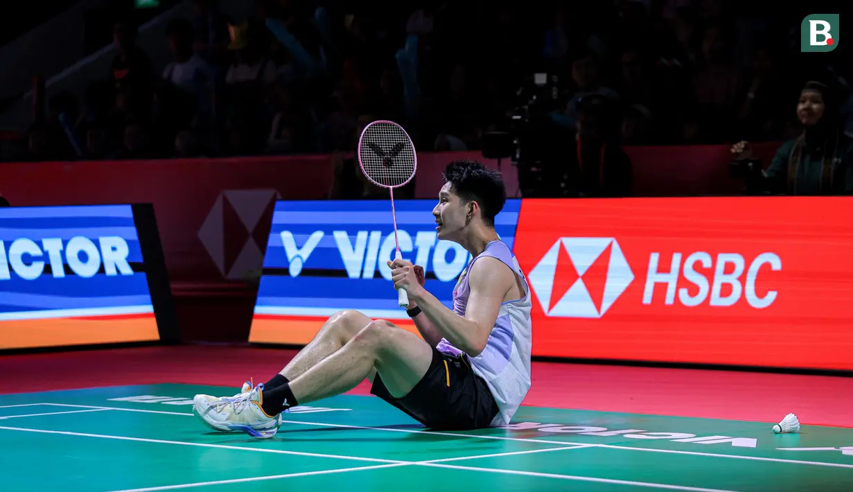 Pebulu tangkis tunggal putra Indonesia, Jonatan Chirstie memukul kok ke arah wakil Thailand, Panitchaphon Teeraratsakul dalam laga semifinal Indonesia Open 2026 di Istora Senayan, Jakarta, Sabtu (06/06/2026). (Bola.com/Bagaskara Lazuardi)
