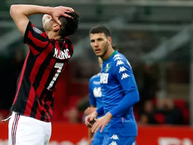 Pemain AC Milan, Nikola Kalinic berselebrasi setelah mencetak gol ke gawang  Sassulo pada laga pekan ke-31 Serie A di San Siro, Minggu (8/4). Menjamu Sassuolo, AC Milan gagal meraih kemenangan usai hanya bermain imbang 1-1. (AP/Antonio Calanni)