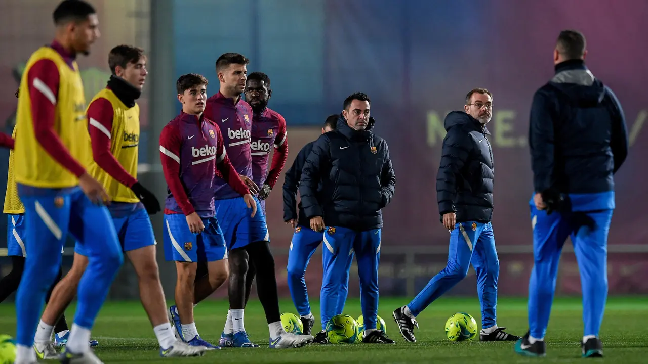 Foto: Wajah Serius Xavi Pimpin Latihan, Dani Alves dan Pemain Barcelona Lainnya Pada Sumringah