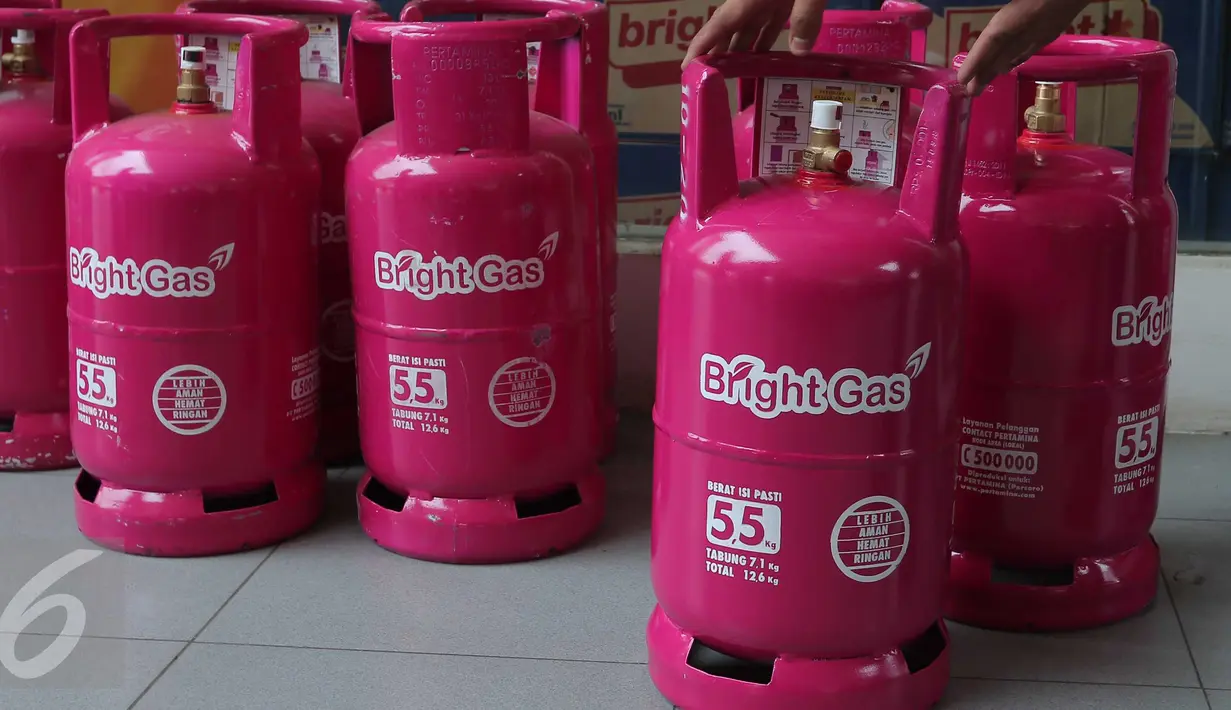 Seorang petugas Bright Store saat menata tabung - tabung gas elpiji berwarna pink Gas ukuran 5,5kg di SPBU Pertamina Abdul Muis, Jakarta,Senin (19/10/2015). Gas Elpiji ini diperuntukkan untuk para kaum hawa. (Liputan6.com/Angga Yuniar)