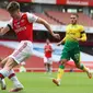 Bek Arsenal, Kieran Tierney, berebut bola dengan bek Norwich City, Max Aarons, pada laga lanjutan Premier League pekan ke-32 di Emirates Stadium, Kamis (2/7/2020) dini hari WIB. Arsenal menang 4-0 atas Norwich City. (AFP/Mike Egerton/pool)