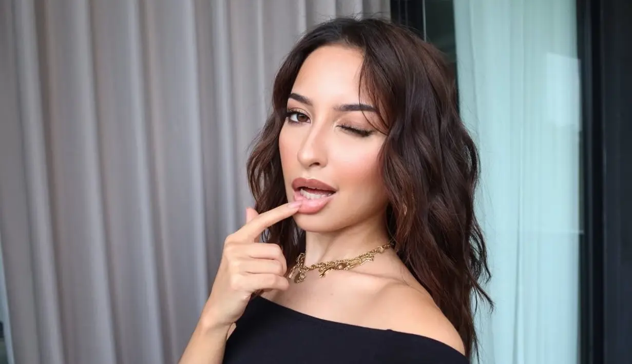 Lip liner cokelat nude jadi penutup makeup latina girl ala Jennifer Coppen [@jennifercoppenreal20]