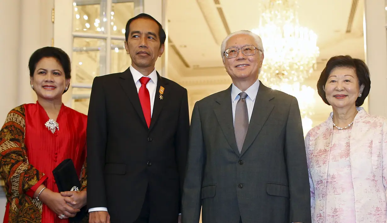 Presiden Indonesia Joko Widodo (kedua kiri) berfoto dengan Presiden Singapura, Tony Tan, dan istrinya Mary Chee, di Istana Kepresidenan, Singapura, Selasa, (28/7/2015). Jokowi ke Singapura dalam rangka meningkatkan hubungan bilateral. (REUTERS/Edgar Su)