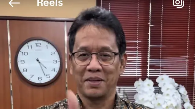 Menteri Keuangan Purbaya Yudhi Sadewa memamerkan sebuah kemeja batik baru. (Foto: instagram menkeuri)