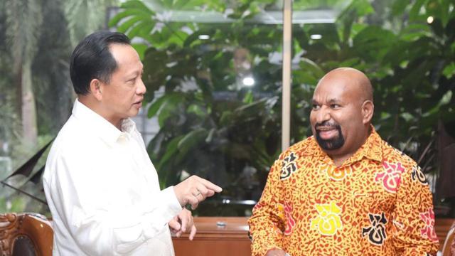 Gubernur Papua, Lukas Enembe, menemui Menteri Dalam Negeri (Mendagri) Tito Karnavian (Istimewa)