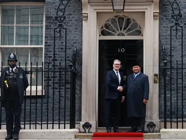Presiden Republik Indonesia, Prabowo Subianto (kiri) berjabat tangan dengan Perdana Menteri Inggris Keir Starmer di depan 10 Downing Street, di pusat kota London, pada 21 November 2024. (Foto: No10 Downing Street/Kantor PM Inggris)