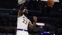 Aksi LeBron James melakukan dunk kala Lakers melawan Suns pada lanjutan NBA (AP)