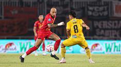 Pemain Persija Jakarta, Gustavo Almeida mencoba melewati pemain Semen Padang Ricki Ariansyah pada laga pekan ke-30 Liga 1 2024/2025 di Stadion Pakansari, Kabupaten Bogor, Minggu (27/4/2025). (Bola.com/Abdul Aziz)