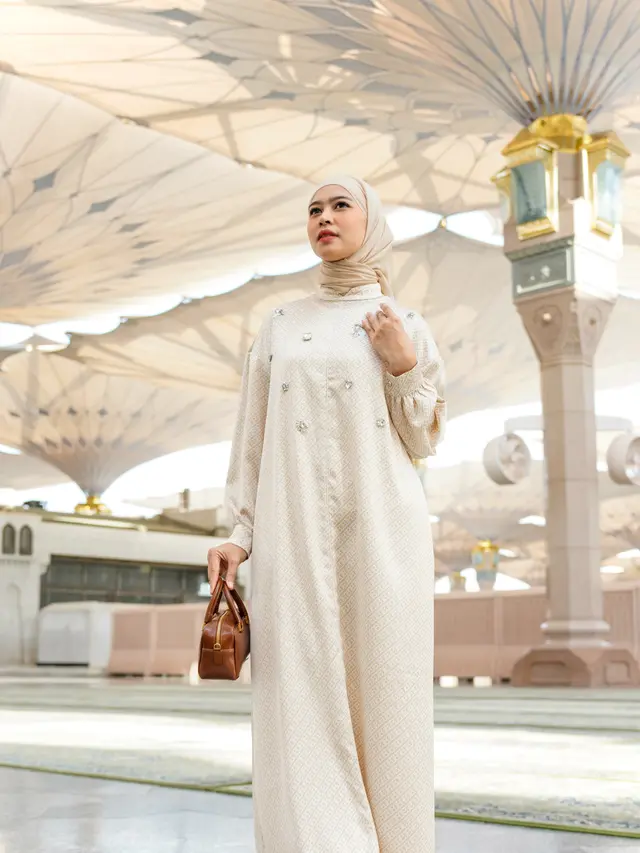 Tren Modestwear Monokrom, Abaya Kini Hadir Lebih Modern dan Versatile untuk Berbagai Momen