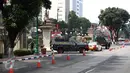 Dua buah mobil Barracuda disiagakan di sekitar gedung Mabes Polri, Jakarta, Selasa (5/7). Pengamanan Mabes Polri diperketat pasca pengeboman bunuh diri di Mapolresta Solo.(Liputan6.com/Faizal Fanani)