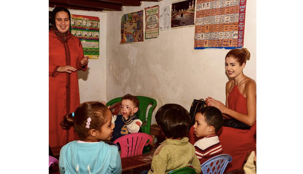 Melanie Martins saat bermain dan belajar bersama anak-anak di Maroko, sifat cinta anak ini juga dimiliki Ronaldo. (Foto/Instagram)