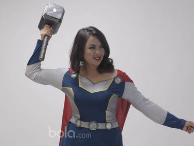 Pepanah Indonesia, Dellie Threesyadinda, melakukan sesi foto dalam rangka menyambut hari ulang tahun Bola.com yang kedua di Studio Bola.com, Jakarta, Minggu (2/4/2017). (Bola.com/Vitalis Yogi Trisna)