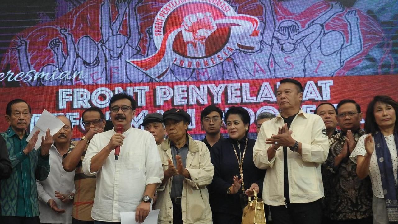 Sekelompok aktivis, purnawirawan TNI, budayawan, kelompok muda, hingga kader partai politik mengucap ikrar bersama saat pembentukan Front Penyelamat Demokrasi dan Reformasi (F-PDR) di Jakarta, Sabtu (9/3/2024).
