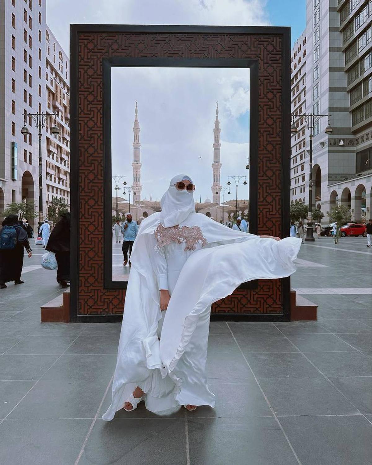 8 Potret Isa Zega yang Santai Bergaya dengan Cadar Saat Umrah, Disebut Nistakan Agama - Identitasnya Jadi Sorotan