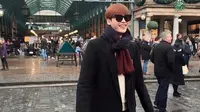 Lee Jong Suk asyik menikmati hari liburnya dengan berjalan-jalan ke luar negeri.