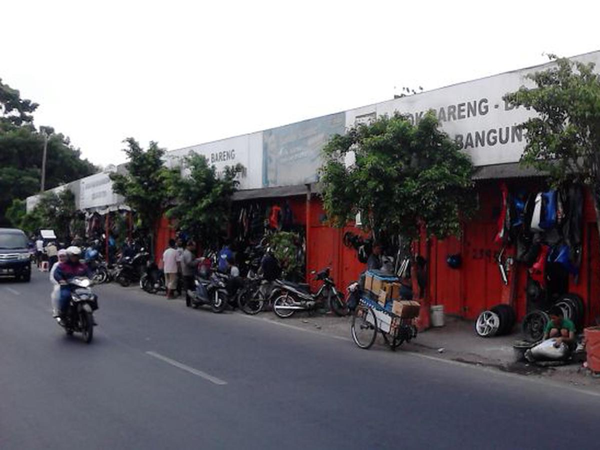 Jalan Raya Bogor Km 27 Jadi Sentra Sparepart Motor Bekas ...