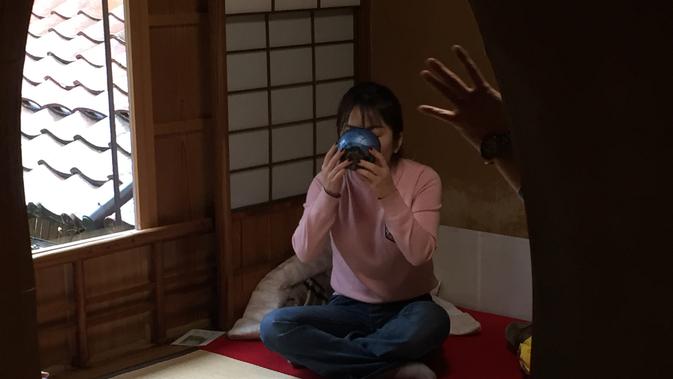 Di kediaman Nomura, petinggi Samurai yang mengabdi untuk Lord Maeda, selain para pengunjung akan melihat setiap sudut rumah yang kini sebagai destinasi wisata, juga dapat merasakan sensasi minum teh ala Samurai (Andry Haryanto/Liputan6.com)