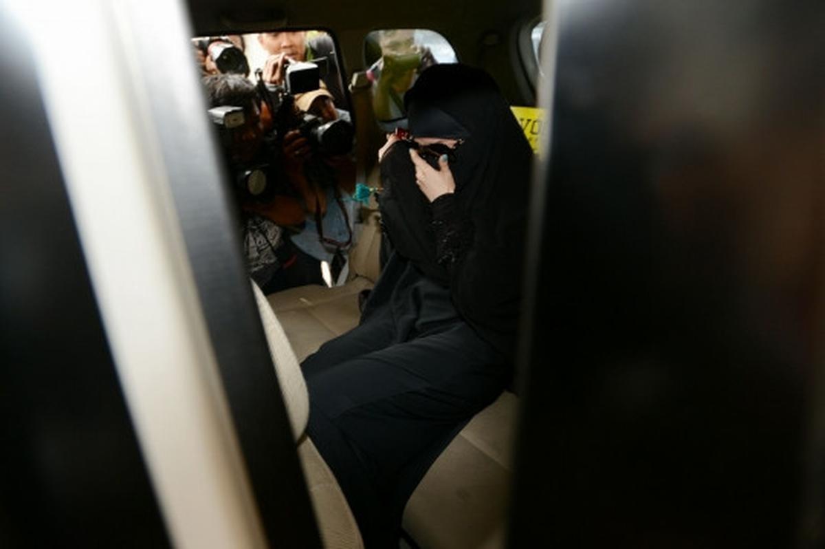 Penampakan Amel Alvi pakai cadar hadiri sidang mucikari artis