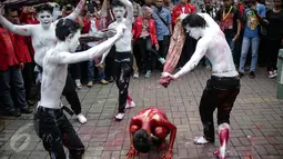 Aksi teaterikal diperagakan oleh sejumlah orang dari GMNI saat aksi di depan Kantor PT. Freeport Indonesia, Jakarta, Jumat (24/2). Mereka menganggap keberadaan Freeport hanya menjadikan Indonesia sapi perahan. (Liputan6.com/Faizal Fanani)