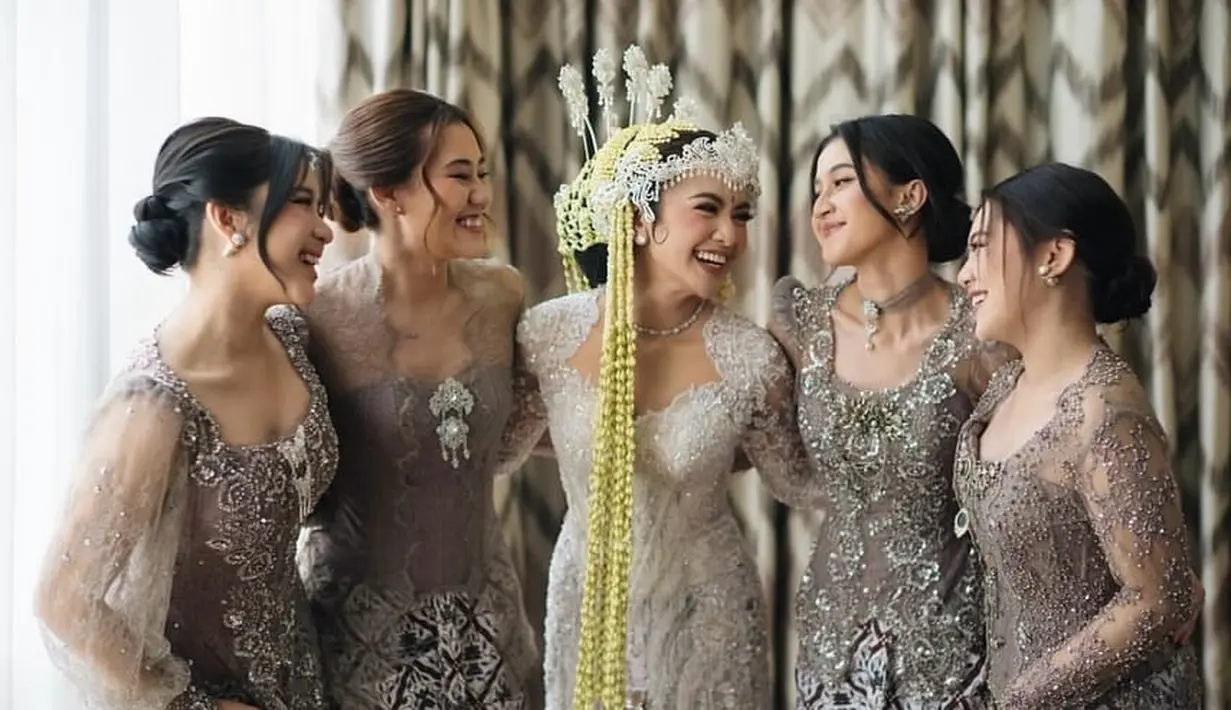 Penampilan elegan Aaliyah Massaid ketika menjadi bridesmaid Mahalini. Cantik dibalut kebaya bernuansa ungu muda, Aaliyah memadukan penampilannya dengan kain batik seragam dengan bridesmaid lainnya. [Instagram/aaliyah.massaid]