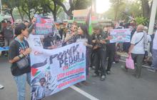 Tampil Nyentrik, Sejumlah Anak Punk Ikut Aksi Bela Palestina di Patung Kuda Jakpus
