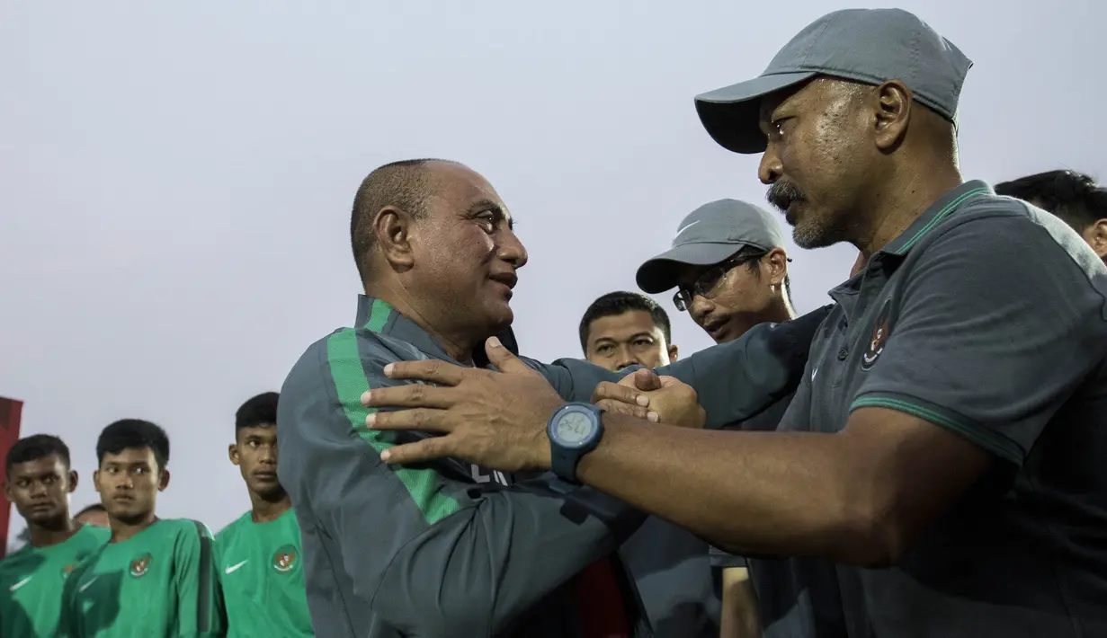 Ketum PSSI, Edy Rahmayadi, bersalaman dengan pelatih Timnas Indonesia U-16, Fachri Husaini, di Stadion Atang Sutresna, Jakarta Timur, Rabu (12/9/2017). Timnas U-16 akan mengikuti kualifikasi Piala AFC U-16. (Bola.com/Vitalis Yogi Trisna)
