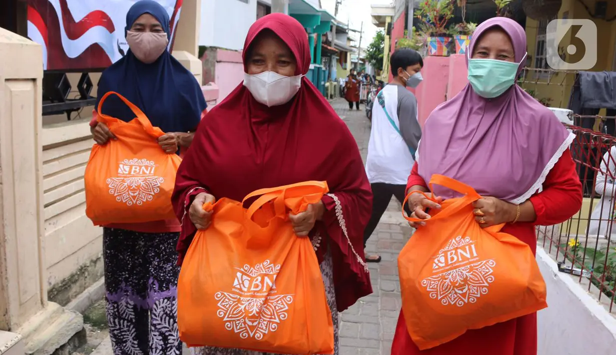 Warga usai menerima bantuan sembako BNI yang disalurkan Jurnalis Peduli di Pulau Panggang, Kepulauan Seribu, Kamis (10/9/2022). Paket sembako dan perlengkapan new normal diharapkan dapat membantu warga terdampak pandemi Covid-19 yang saat ini semakin naik. (Liputan6.com/HO/JurnalisPeduli)