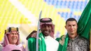 Cristiano Ronaldo terlihat tampan dalam balutan pakaian tradisional Arab Saudi yang khas [instagram/alnassr_fc]