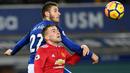 Pemain Everton, Nikola Vlasic (kiri) melakukan duel dengan pemain Manchester United, Luke Shaw pada lanjutan Premier League di Goodison Park, Liverpool, (1/1/2018). MU menang 2-0. (AFP/Paul Ellis)