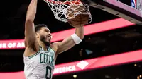 Pemain Celtics Jayson Tatum melakukan dunk di lanjutan NBA