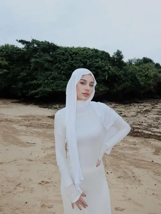 Dalam caption fotonya, Aghnia menulis, "heal and forgive." [Foto: Instagram/emyaghnia]