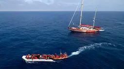 LSM Proactiva Open Arms Spanyol menyelamatkan pengungsi dan imigran di utara pantai Libya, Minggu (6/5). Para pengungsi dan imigran terdiri dari berbagai negara. (AP Photo/Felipe Dana)