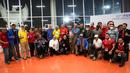 Ketua Umum PSSI, Erick Thohir bersama para mantan pemain dan legenda Timnas Indonesia saat memperingati HUT PSSI ke-93 di Selasar VIP Barat Stadion Utama Gelora Bung Karno (SUGBK), Senayan, Jakarta, Jumat (14/04/2023). (Bola.com/Bagaskara Lazuardi)