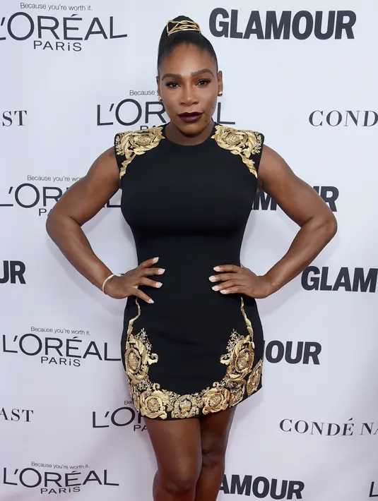 Petenis asal AS, Serena Williams berpose di karpet merah Glamour Women of The Year Awards 2017 di New York, Senin (13/11). Ibu dari Alexis Olympia Ohanian Jr. bahkan tak segan memperlihatkan perutnya yang kembali rata (Jamie McCarthy / GETTY IMAGES / AFP)