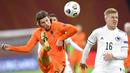 Pemain Belanda, Hans Hateboer, melepaskan tendangan saat melawan Bosnia and Herzegovina pada laga UEFA Nations League di Johan Cruyff ArenA, Senin (16/11/2020). Belanda menang dengan skor 3-1. (John Thys/Pool via AP)
