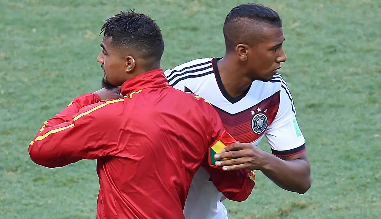 Pemain Jerman, Jerome Boateng dan saudaranya Kevin-Prince Boateng yang membela timnas Ghana. Saudara beda benua ini merupakan salah satu pesepak bola terkenal di dunia. (EMMANUEL DUNAND / AFP)