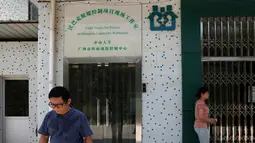 Tampak depan "Pabrik Nyamuk" yang dibangun di Guangzhou, China. Nyamuk yang mengandung virus khusus sengaja dikembangbiakkan untuk memerangi demam berdarah dan Zika. Foto diambil pada 28 Juli 2016. (REUTERS/ Bobby Yip)