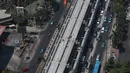 Lintasan Light Rail Transit (LRT) Jabodebek, tampak masih dalam tahap penyelesaian di Rasuna Said, Kuningan, Jakarta, Rabu (21/8/2019). Jadwal pengoperasian LRT Jabodebek molor dari target yang pada awalnya direncanakan bisa beroperasi pada 2019. (Liputan6.com/Angga Yuniar)